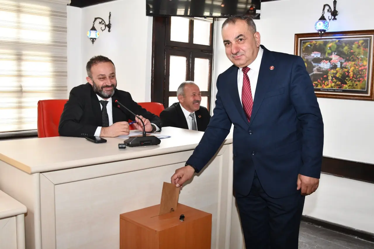 Gümüşhane İl Genel Meclisi’nde Av. Eşref Balki güven tazeledi 9