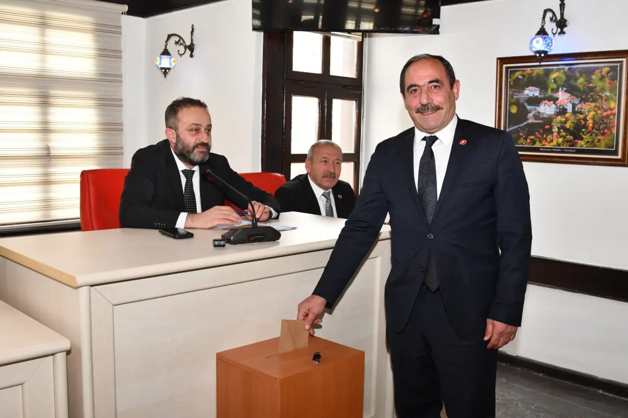 Gümüşhane İl Genel Meclisi’nde Av. Eşref Balki güven tazeledi 3