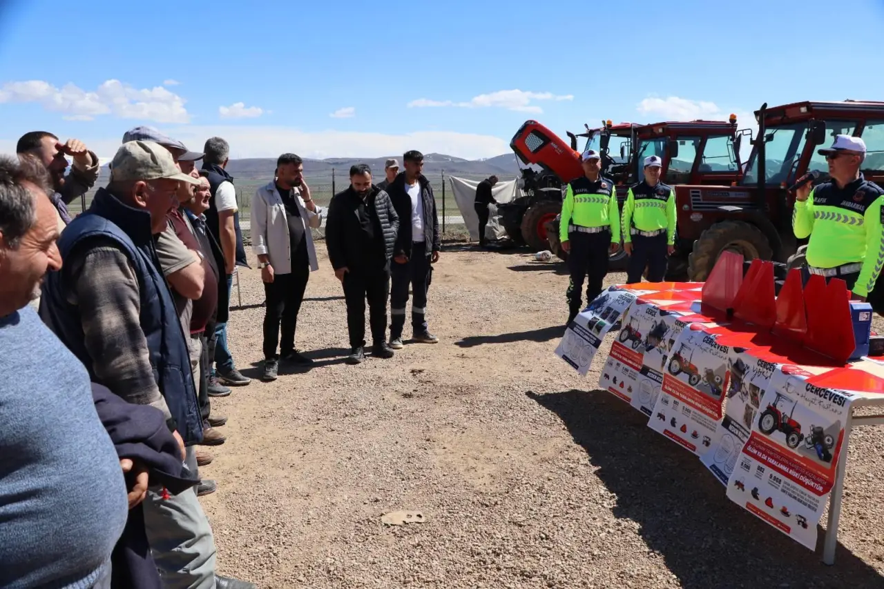Gümüşhane İl Jandarma Komutanlığı’ndan Çiftçilere Trafik Güvenliği Eğitimi 4