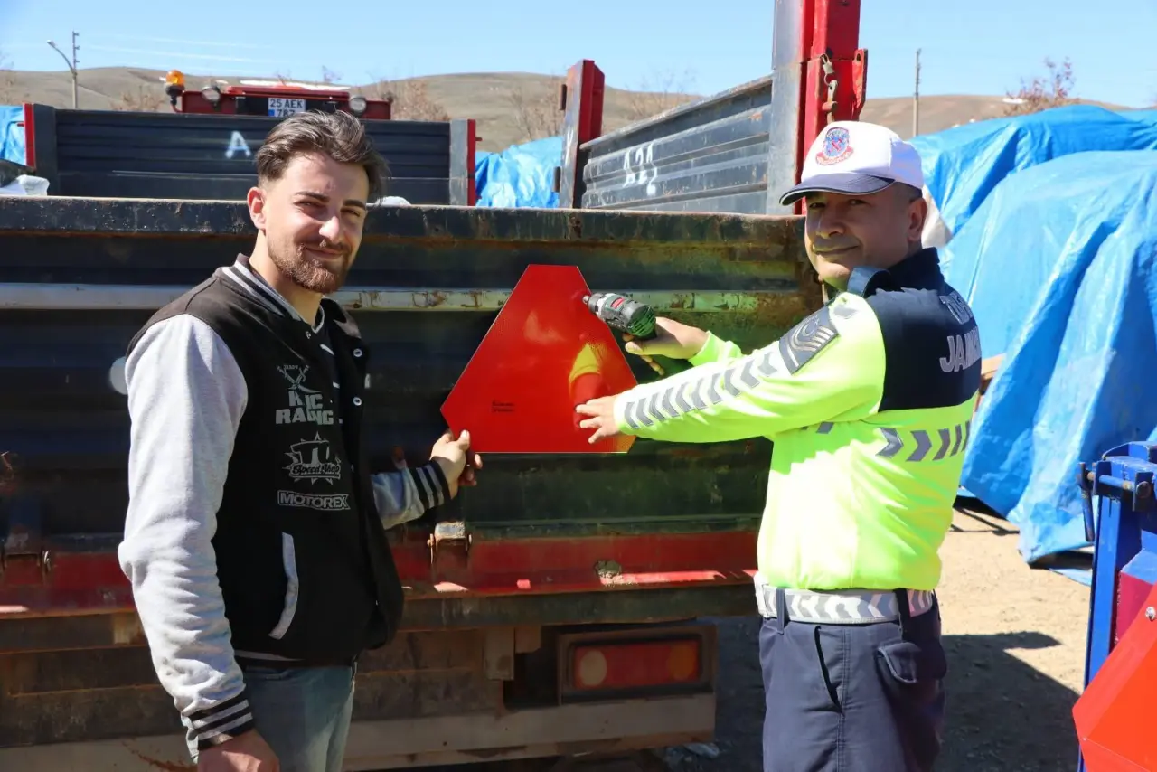 Gümüşhane İl Jandarma Komutanlığı’ndan Çiftçilere Trafik Güvenliği Eğitimi 6