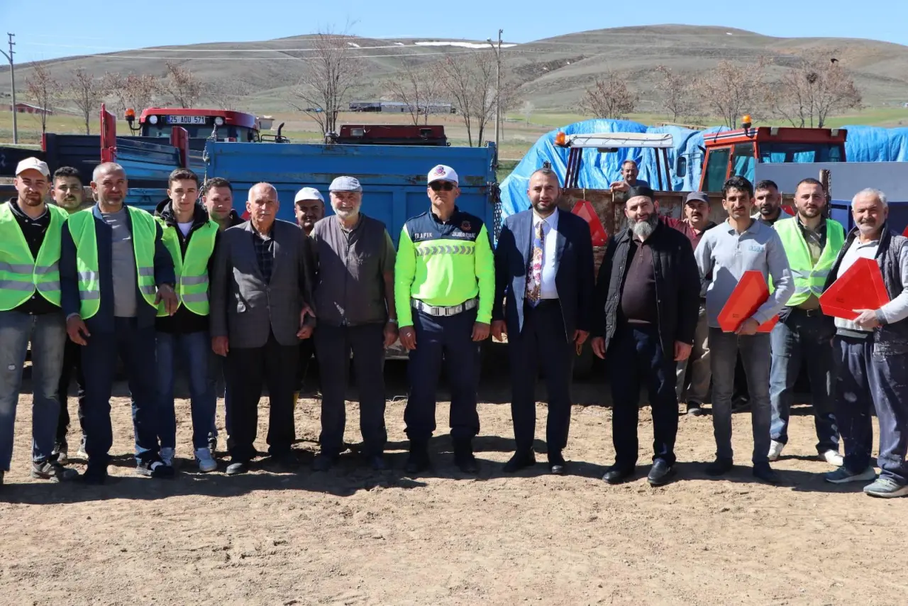 Gümüşhane İl Jandarma Komutanlığı’ndan Çiftçilere Trafik Güvenliği Eğitimi 5