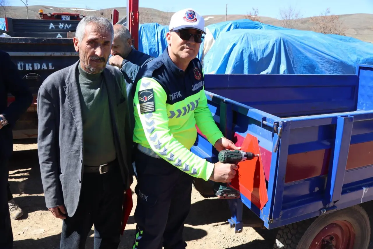 Gümüşhane İl Jandarma Komutanlığı’ndan Çiftçilere Trafik Güvenliği Eğitimi 2
