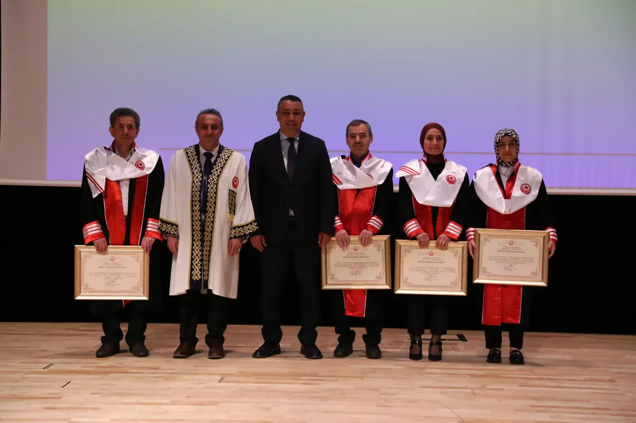 Gümüşhane Üniversitesi’nde bilimsel başarı ve akademik emek ödüllendirildi 8