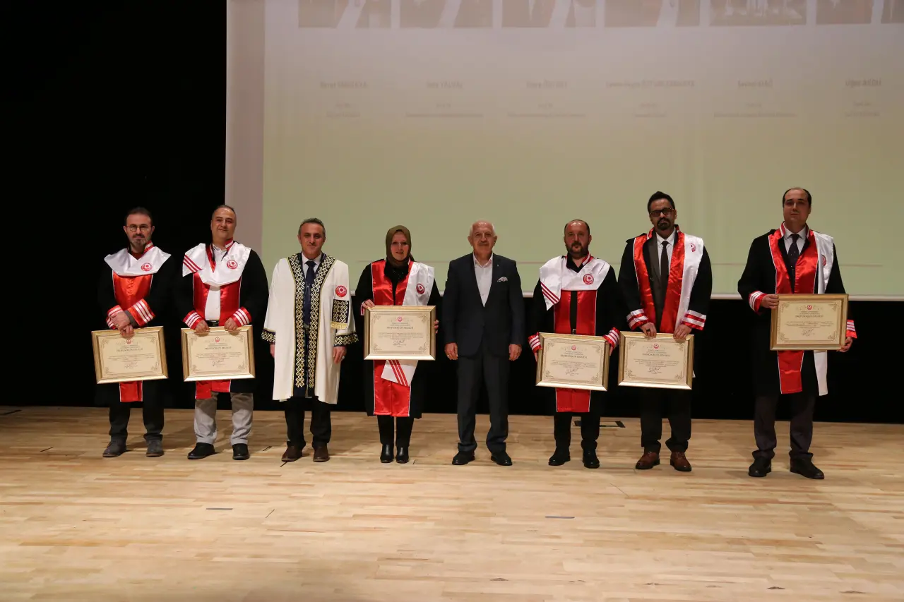 Gümüşhane Üniversitesi’nde bilimsel başarı ve akademik emek ödüllendirildi 9