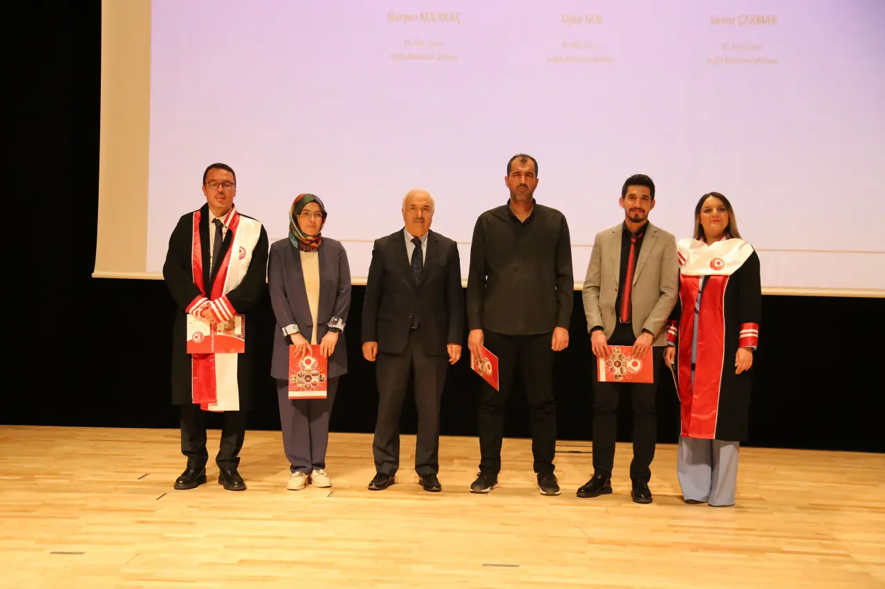 Gümüşhane Üniversitesi’nde bilimsel başarı ve akademik emek ödüllendirildi 13