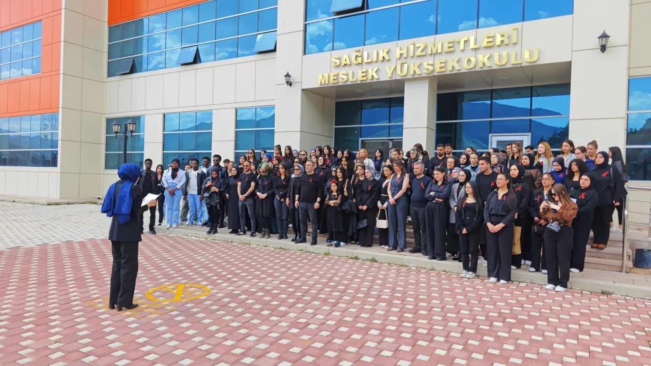 Gümüşhane Üniversitesinde siyahlı protesto! 3