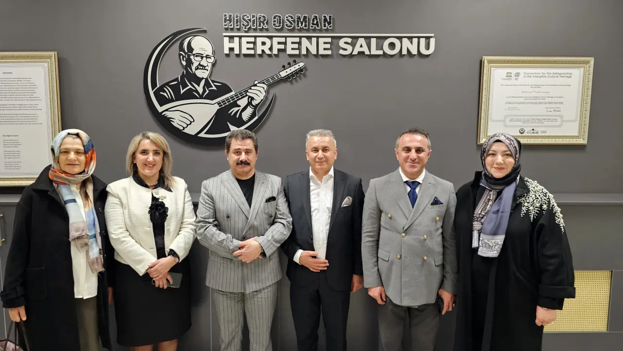 Gümüşhane’de Duygu Dolu Anlar: Ünlü Şair Gözyaşlarını Tutamadı! 3