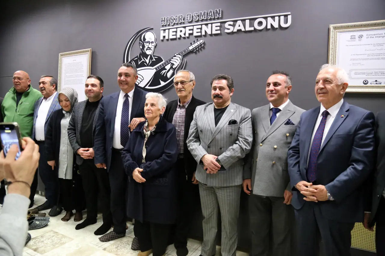 Gümüşhane’de Duygu Dolu Anlar: Ünlü Şair Gözyaşlarını Tutamadı! 6