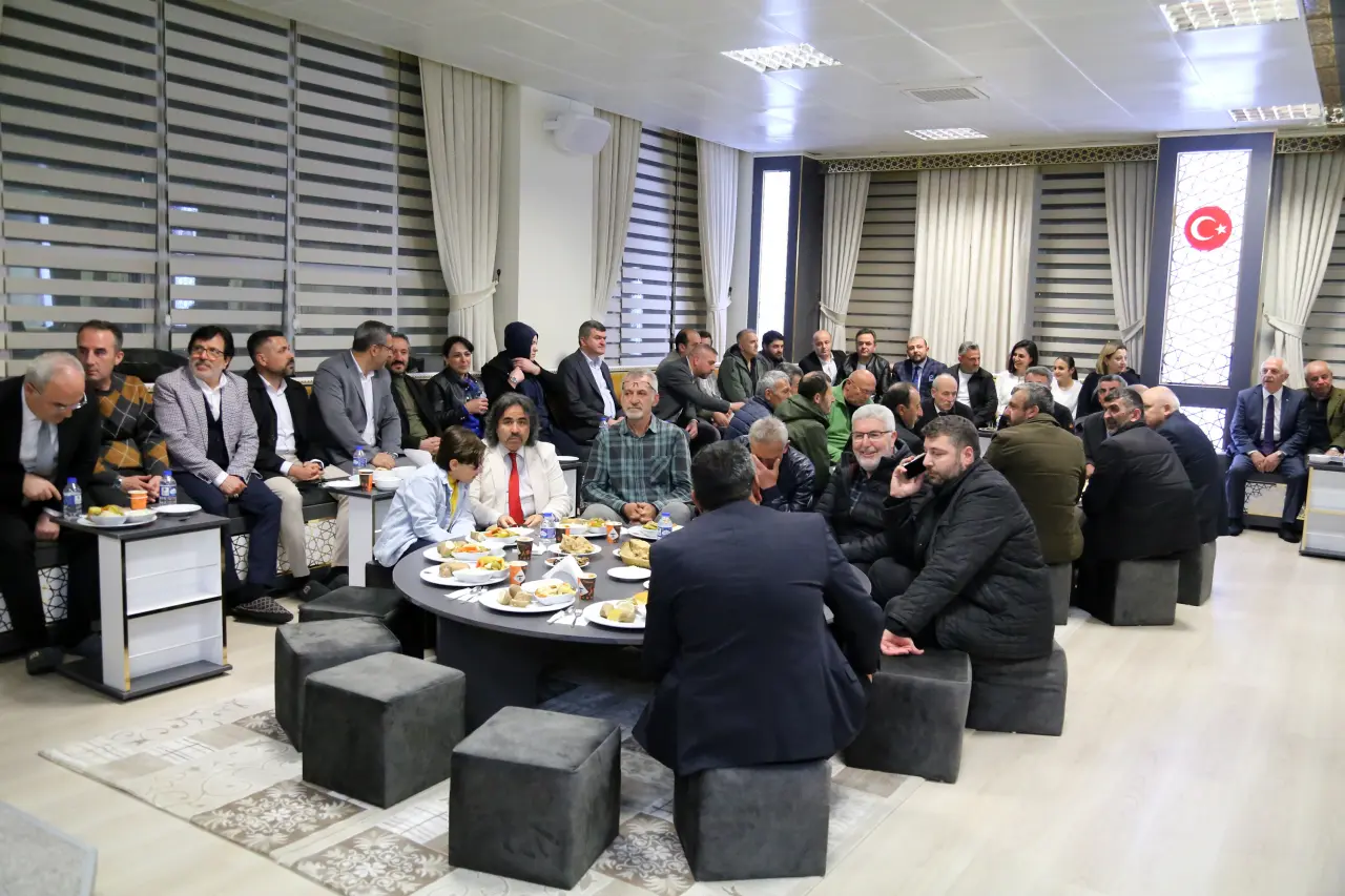 Gümüşhane’de Duygu Dolu Anlar: Ünlü Şair Gözyaşlarını Tutamadı! 8