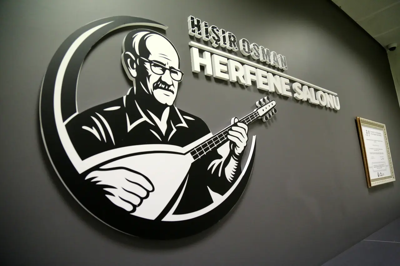 Gümüşhane’de Duygu Dolu Anlar: Ünlü Şair Gözyaşlarını Tutamadı! 16