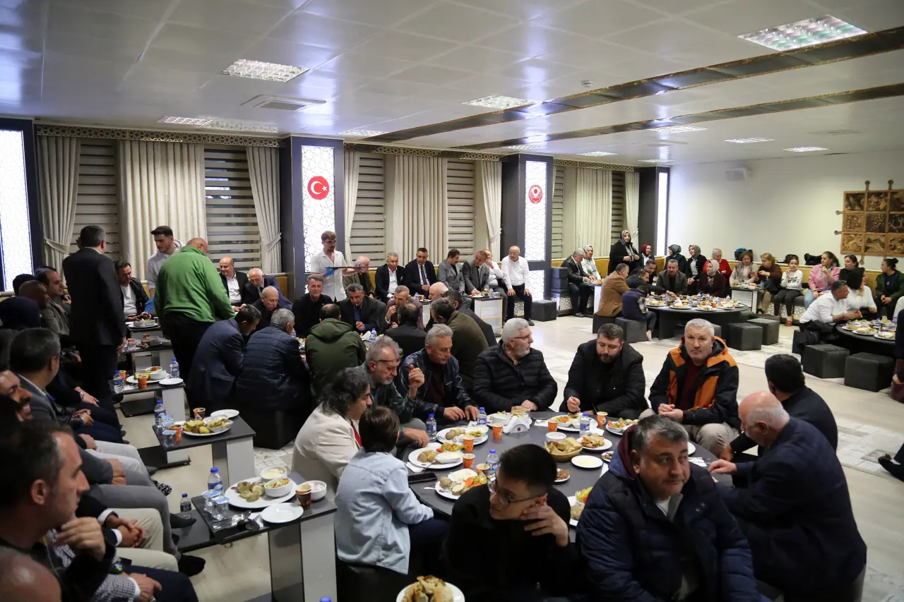 Gümüşhane’de Duygu Dolu Anlar: Ünlü Şair Gözyaşlarını Tutamadı! 10