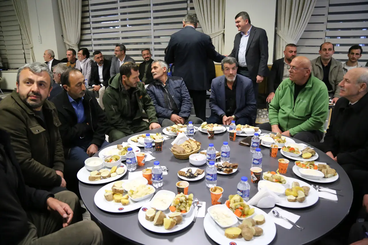 Gümüşhane’de Duygu Dolu Anlar: Ünlü Şair Gözyaşlarını Tutamadı! 7