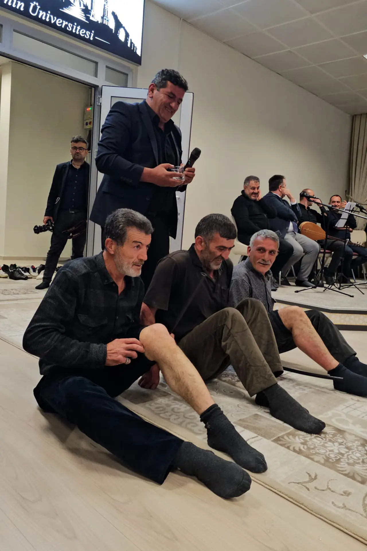 Gümüşhane’de Duygu Dolu Anlar: Ünlü Şair Gözyaşlarını Tutamadı! 5