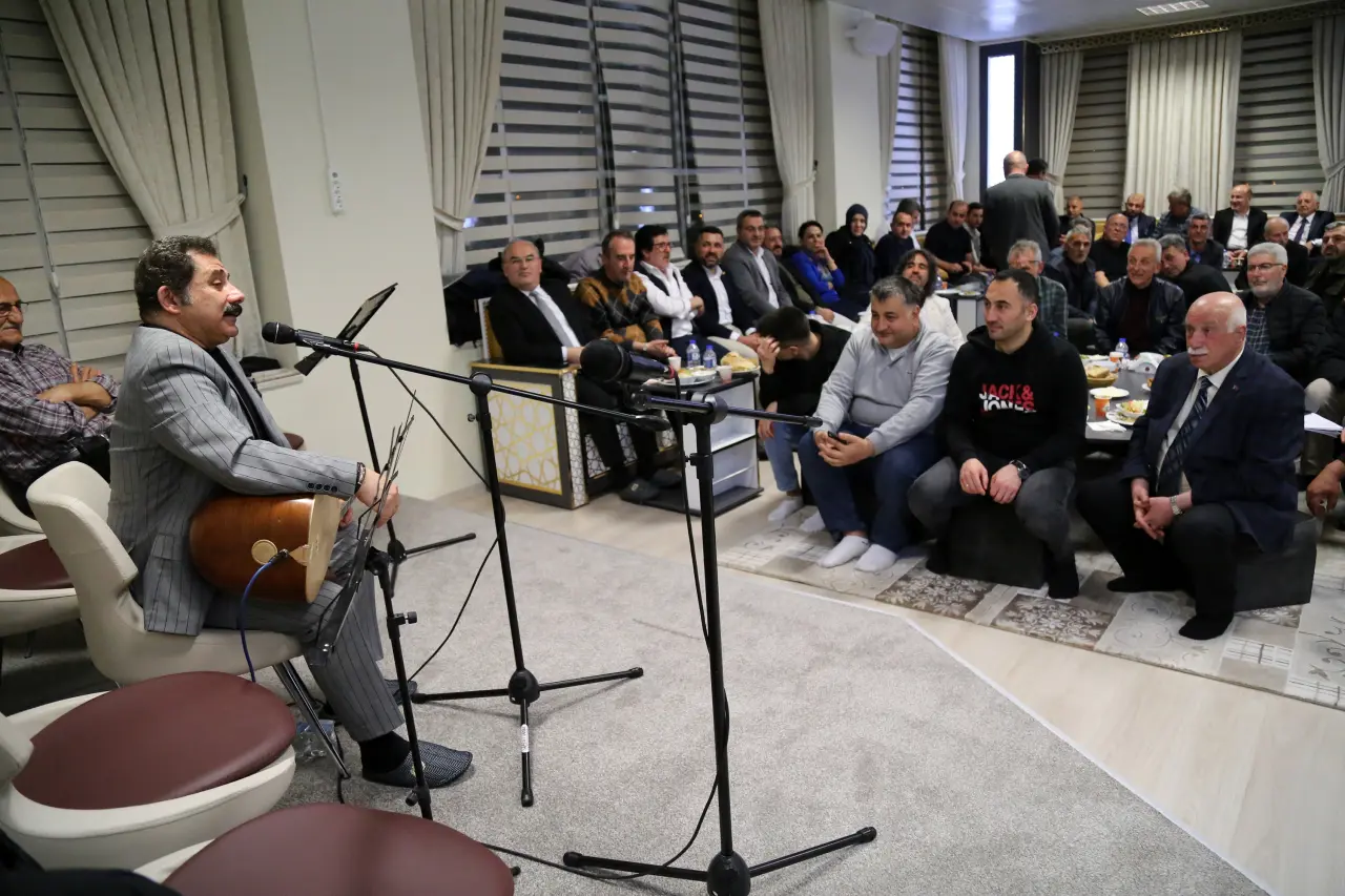 Gümüşhane’de Duygu Dolu Anlar: Ünlü Şair Gözyaşlarını Tutamadı! 15