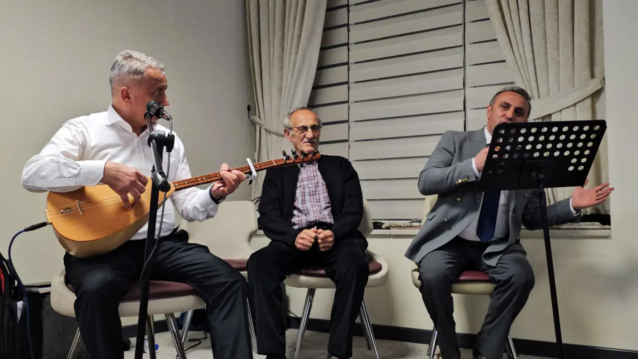 Gümüşhane’de Duygu Dolu Anlar: Ünlü Şair Gözyaşlarını Tutamadı! 4