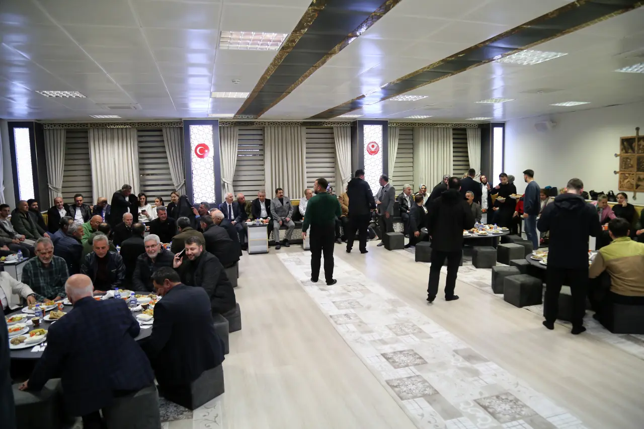 Gümüşhane’de Duygu Dolu Anlar: Ünlü Şair Gözyaşlarını Tutamadı! 9