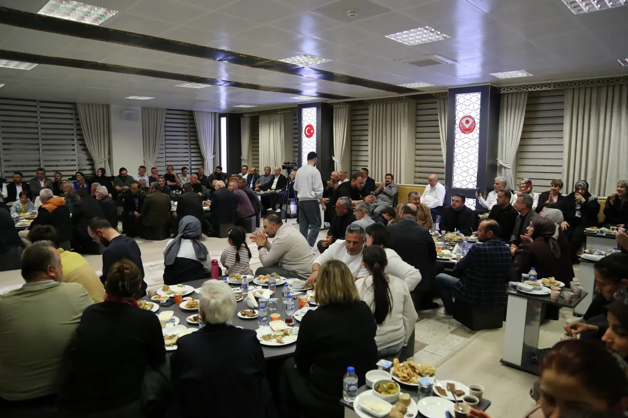 Gümüşhane’de Duygu Dolu Anlar: Ünlü Şair Gözyaşlarını Tutamadı! 11