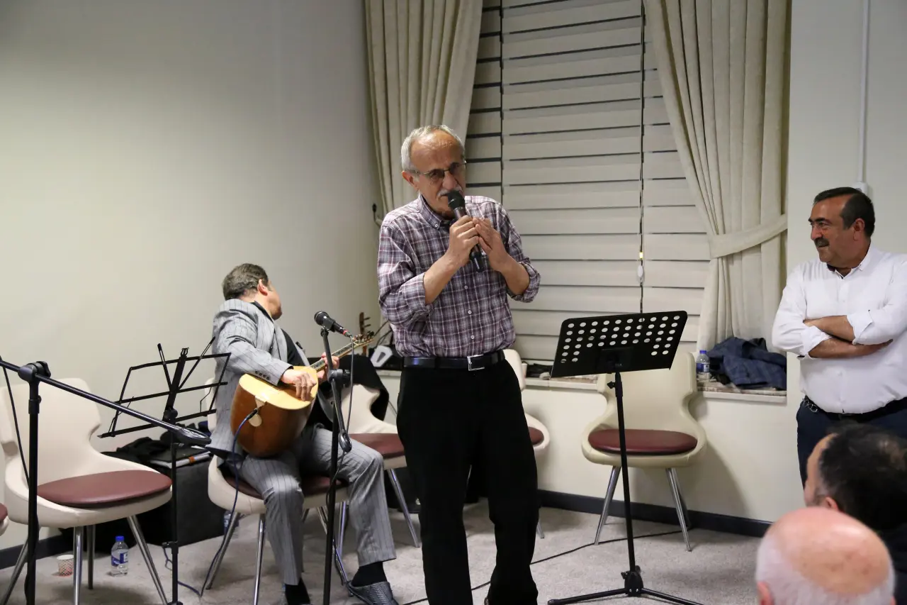 Gümüşhane’de Duygu Dolu Anlar: Ünlü Şair Gözyaşlarını Tutamadı! 14