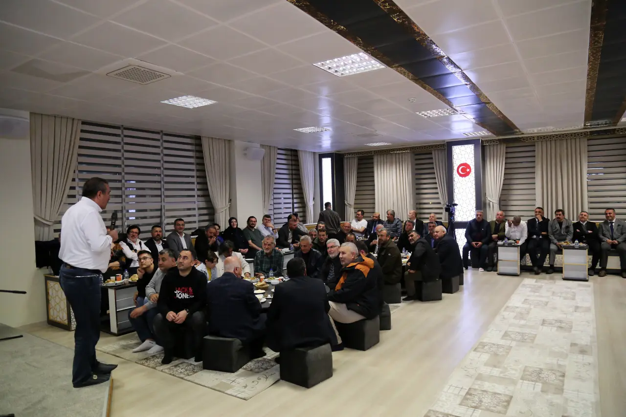 Gümüşhane’de Duygu Dolu Anlar: Ünlü Şair Gözyaşlarını Tutamadı! 13