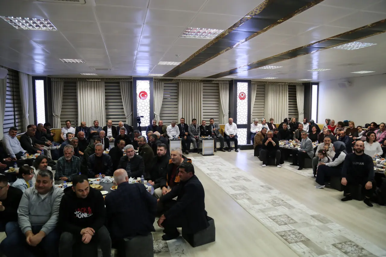 Gümüşhane’de Duygu Dolu Anlar: Ünlü Şair Gözyaşlarını Tutamadı! 12