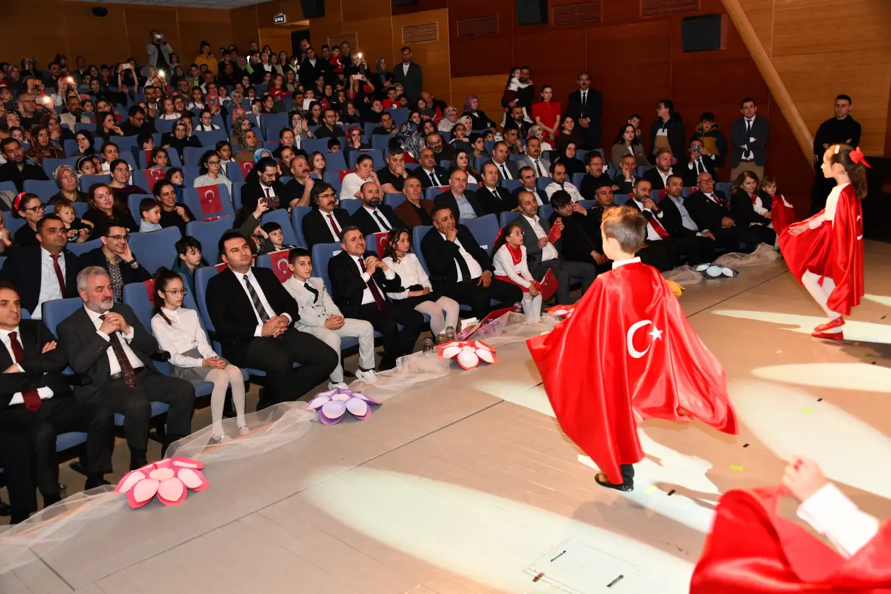 Gümüşhane’de 23 Nisan Ulusal Egemenlik ve Çocuk Bayramı Törenlerle Kutlandı 25