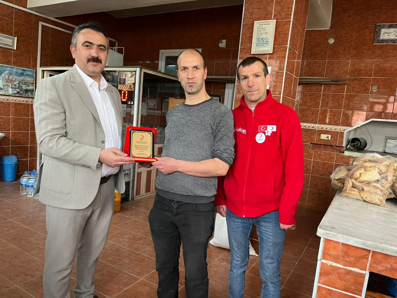 Türk Kızılay Gümüşhane Şubesi’nden hayırsever esnafa ahde vefa 3