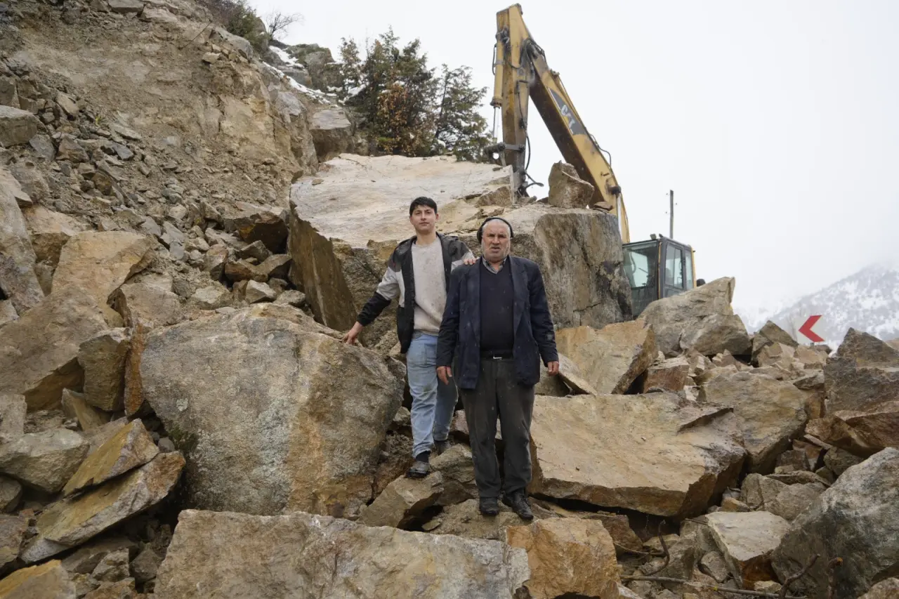 Gümüşhane’de gece yarısı dev kayalar ahırın üzerine düştü 6