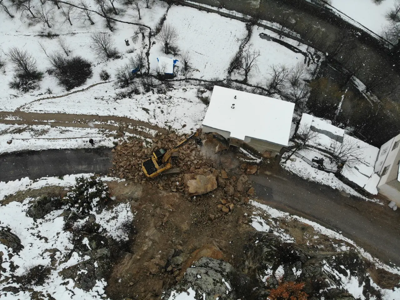 Gümüşhane’de gece yarısı dev kayalar ahırın üzerine düştü 2