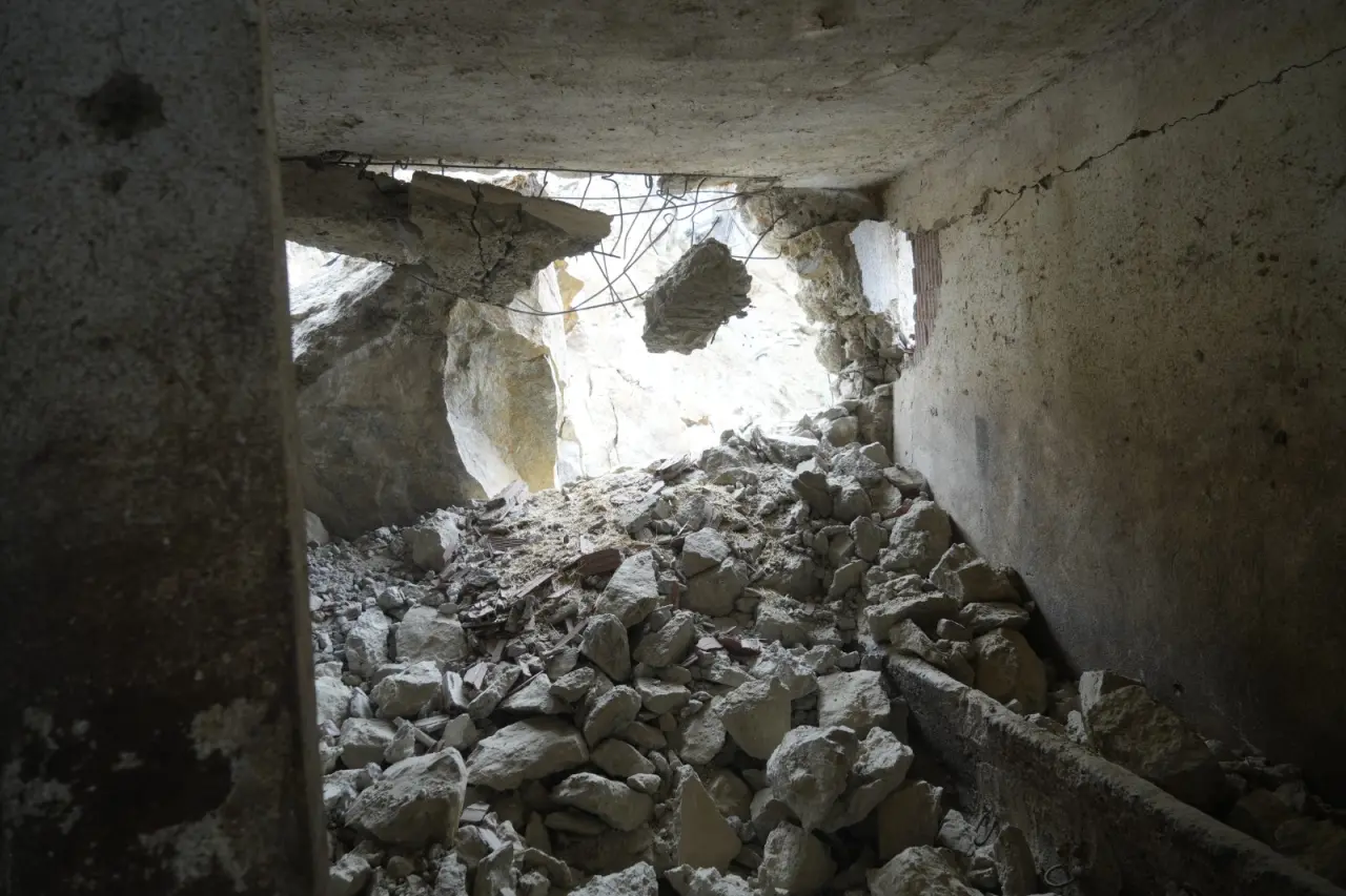 Gümüşhane’de gece yarısı dev kayalar ahırın üzerine düştü 7