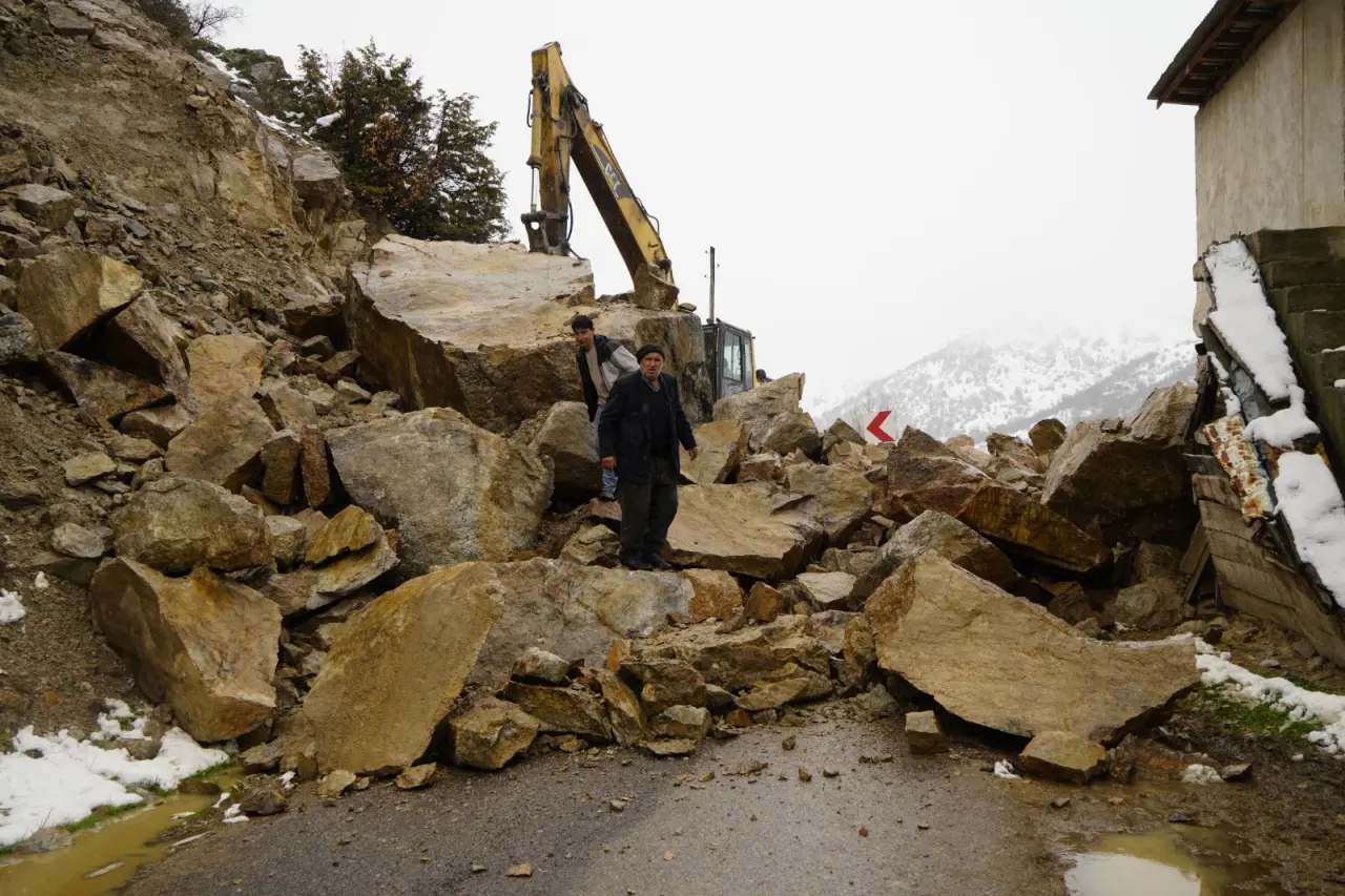 Gümüşhane’de gece yarısı dev kayalar ahırın üzerine düştü 5