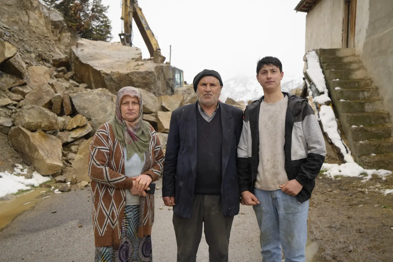 Gümüşhane’de gece yarısı dev kayalar ahırın üzerine düştü 4