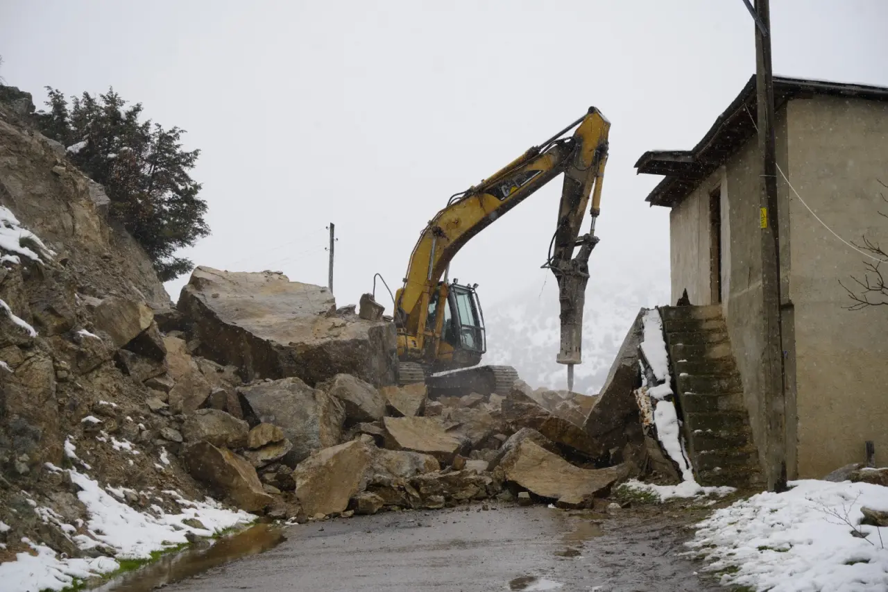 Gümüşhane’de gece yarısı dev kayalar ahırın üzerine düştü 1