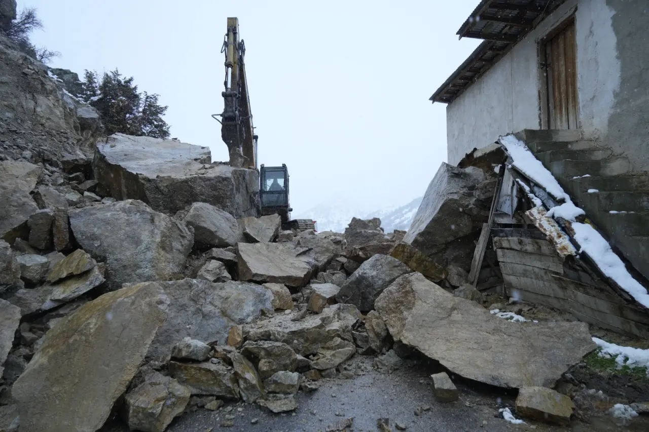 Gümüşhane’de gece yarısı dev kayalar ahırın üzerine düştü 3