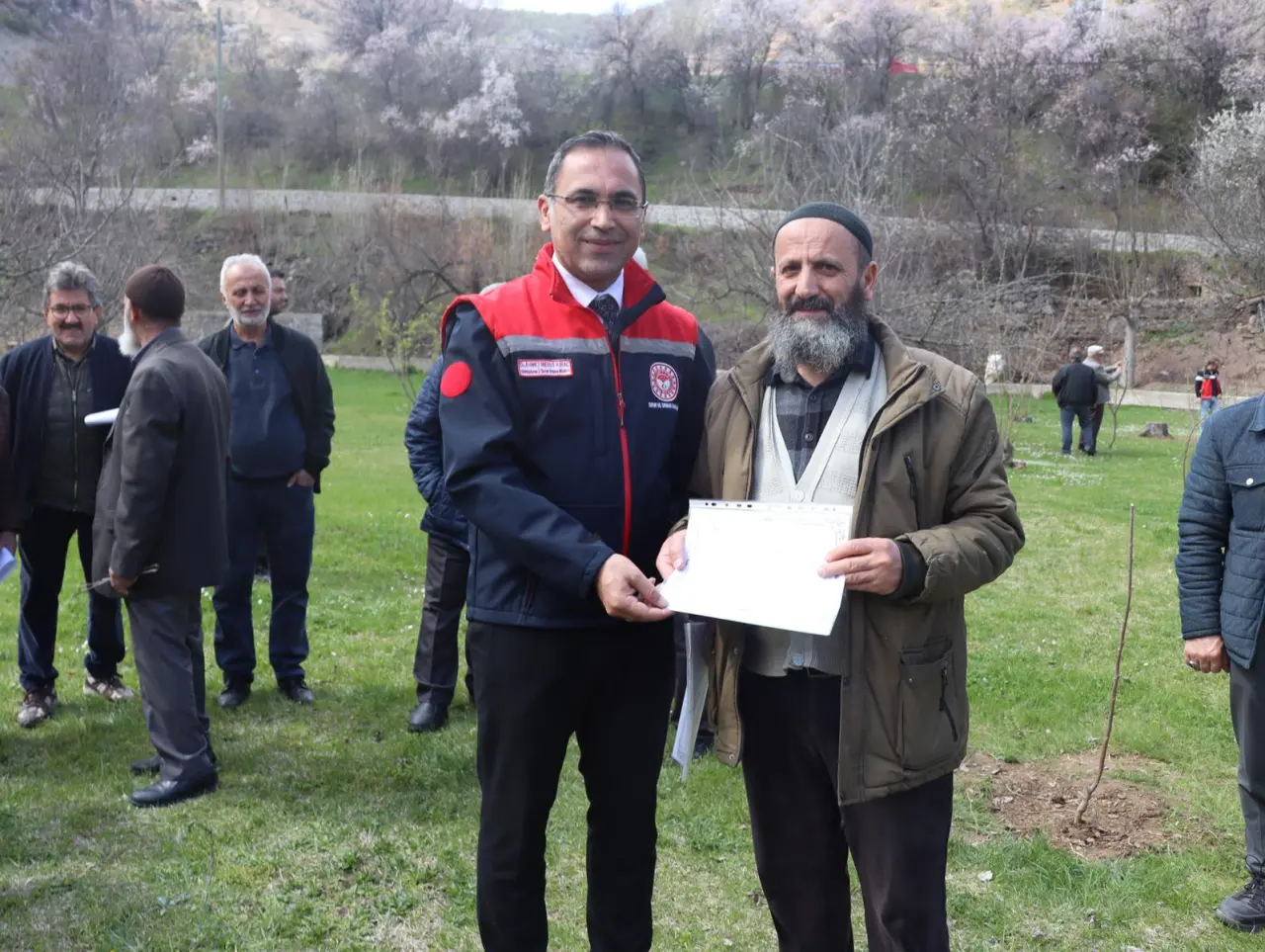 Gümüşhane’de meyve üreticilerine profesyonel budama eğitimi verildi 14