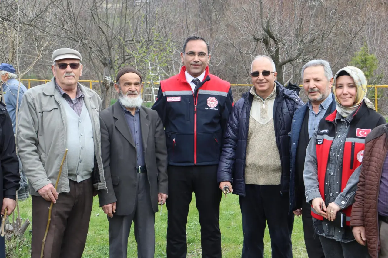 Gümüşhane’de meyve üreticilerine profesyonel budama eğitimi verildi 17