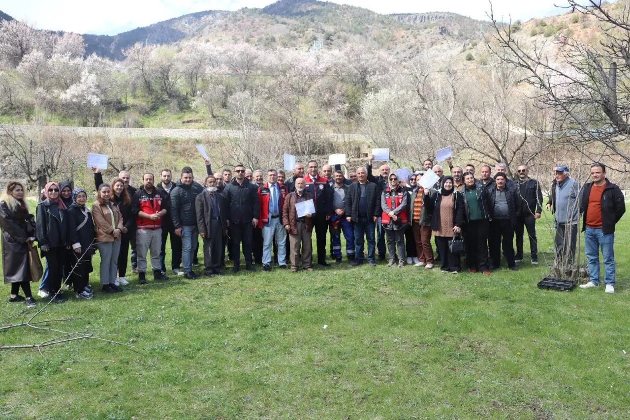 Gümüşhane’de meyve üreticilerine profesyonel budama eğitimi verildi 4