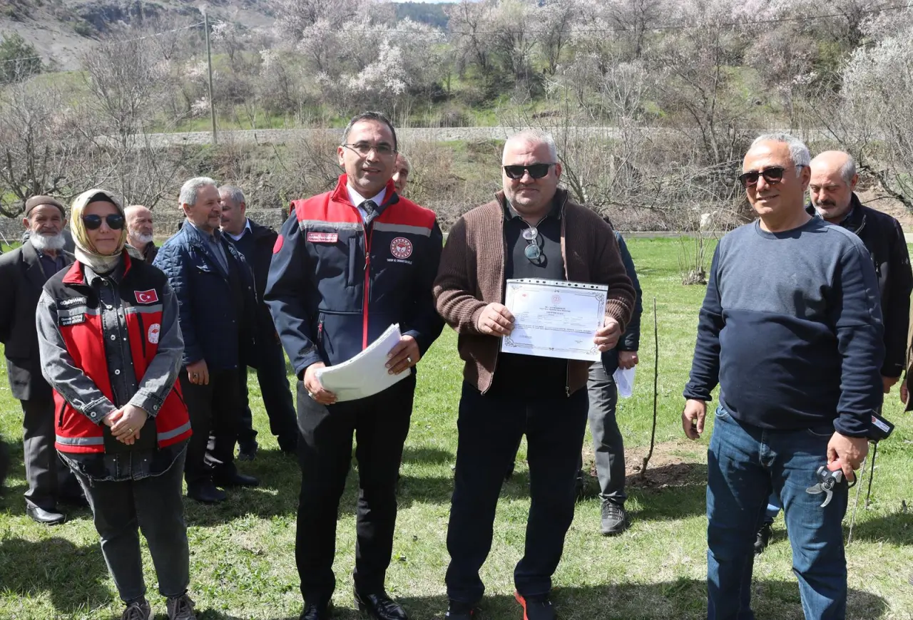 Gümüşhane’de meyve üreticilerine profesyonel budama eğitimi verildi 10