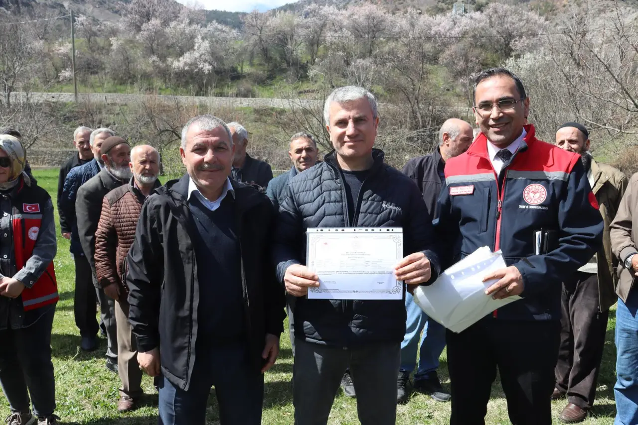 Gümüşhane’de meyve üreticilerine profesyonel budama eğitimi verildi 7