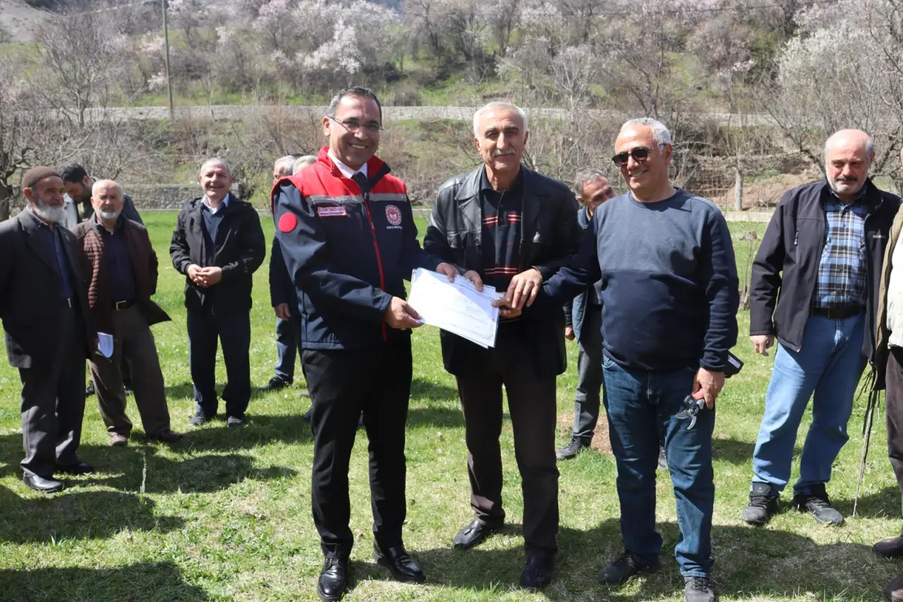 Gümüşhane’de meyve üreticilerine profesyonel budama eğitimi verildi 11