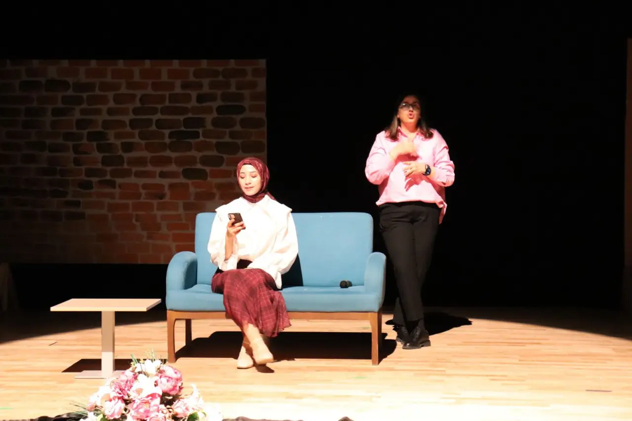 Gümüşhane’de tiyatro sahnesinde engel tanımayan performans 3
