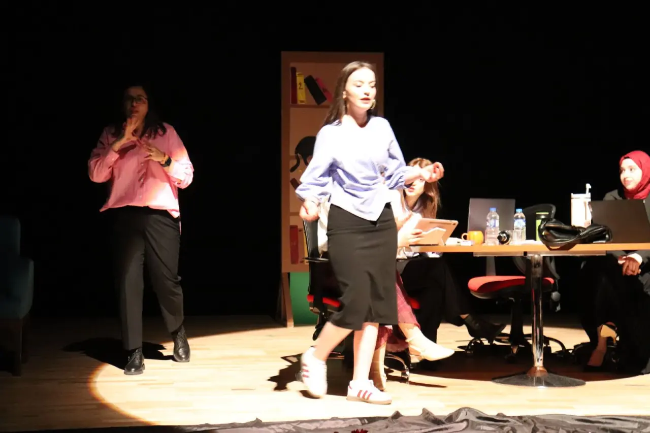 Gümüşhane’de tiyatro sahnesinde engel tanımayan performans 6