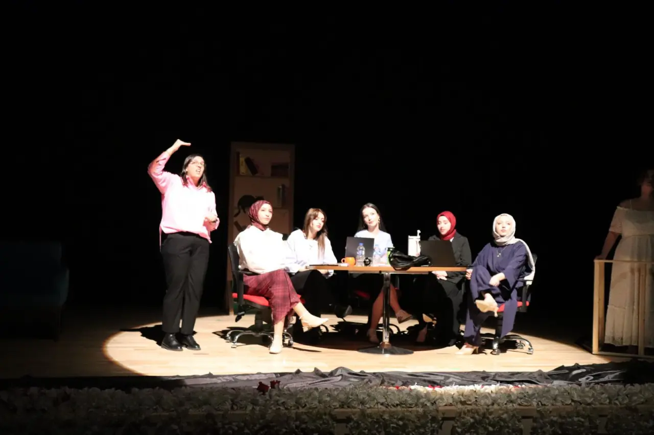 Gümüşhane’de tiyatro sahnesinde engel tanımayan performans 4