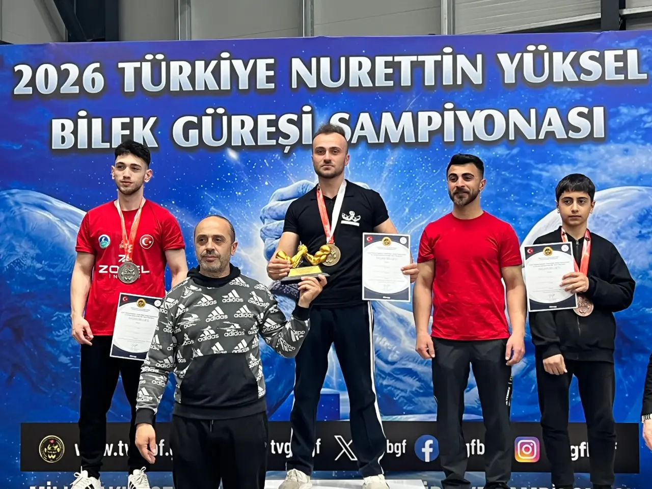 Gümüşhaneli bilek güreşçileri Yalova’da tarih yazdı: 18 Madalya, 2 Kupa! 15