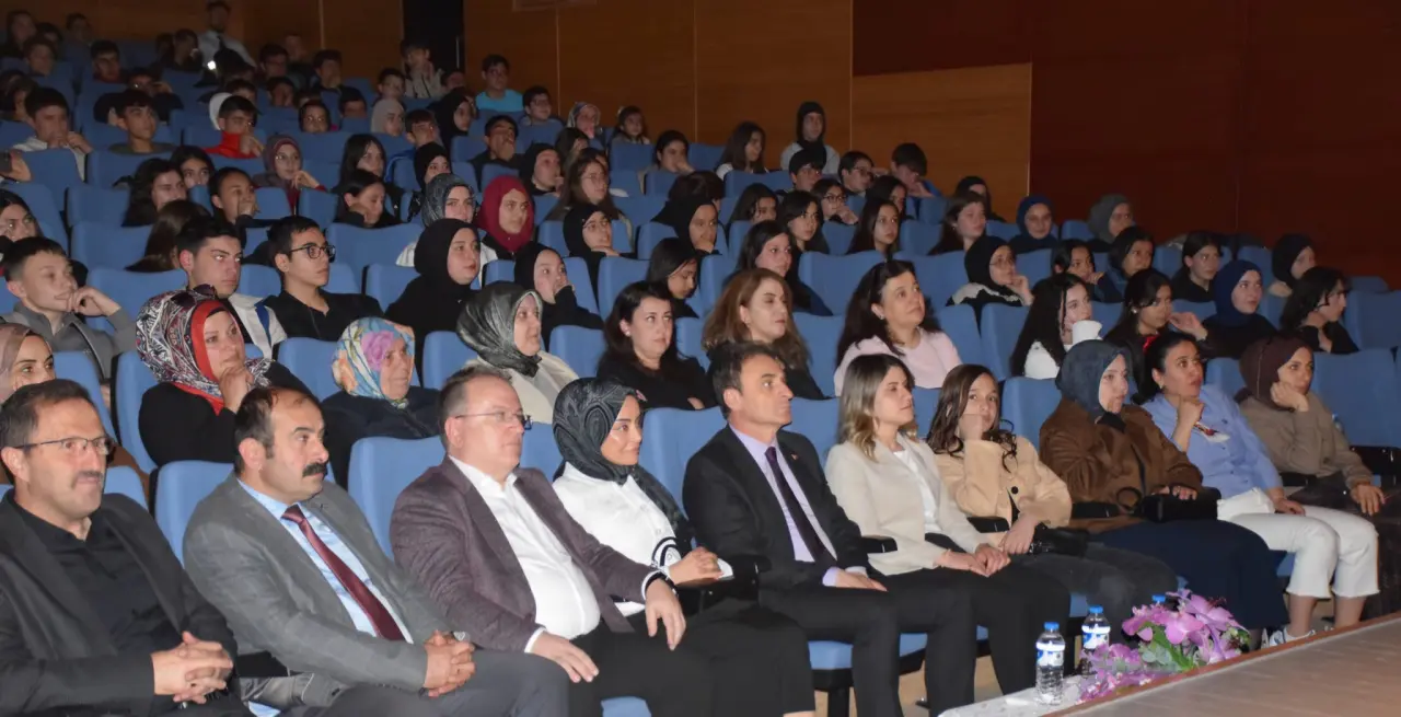 Gümüşhaneli Gençler LGS Öncesi Tiyatroyla Moral Depoladı 1