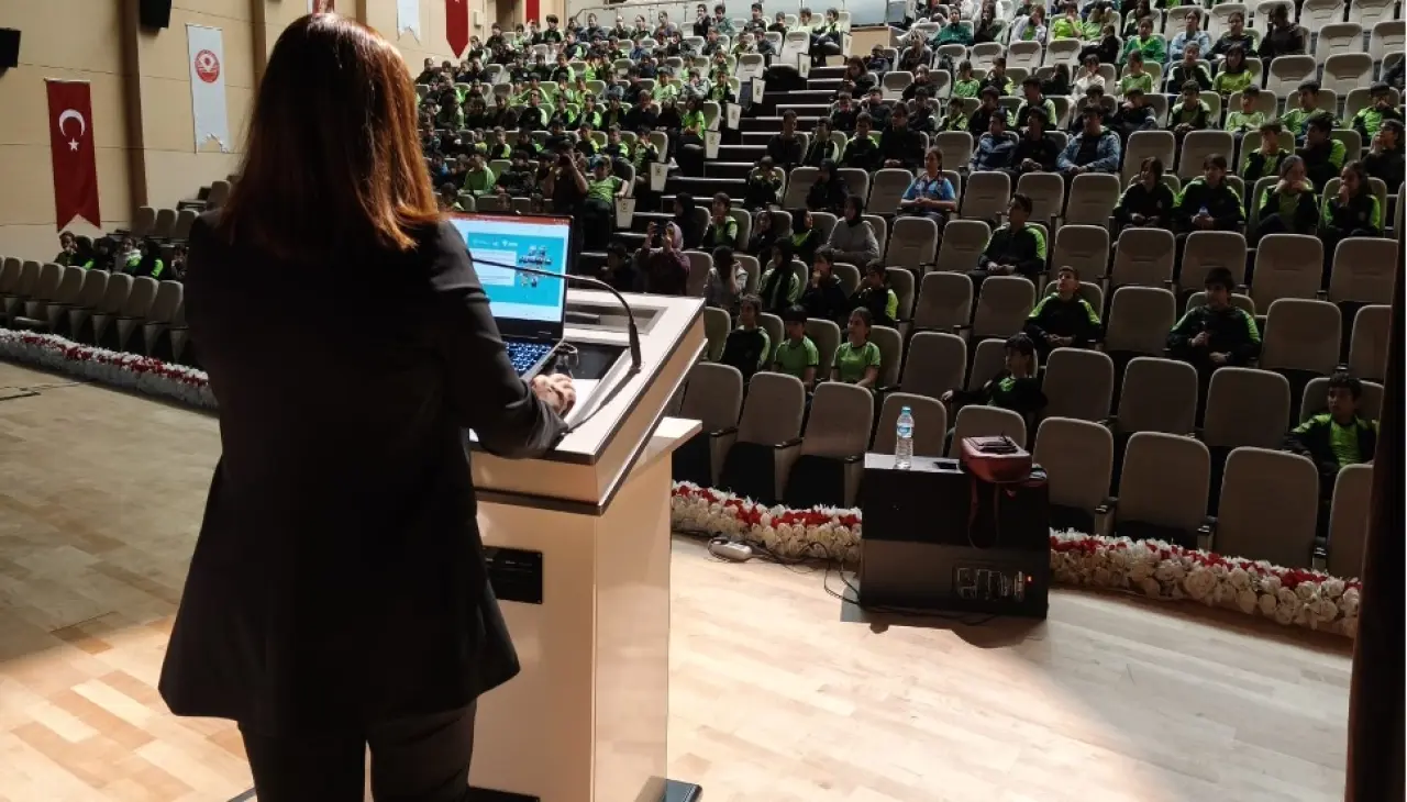 Gümüşhaneli Gençler Üniversite Çatısı Altında Geleceği Dinledi: Nanoteknoloji ve Sıfır Atık! 7