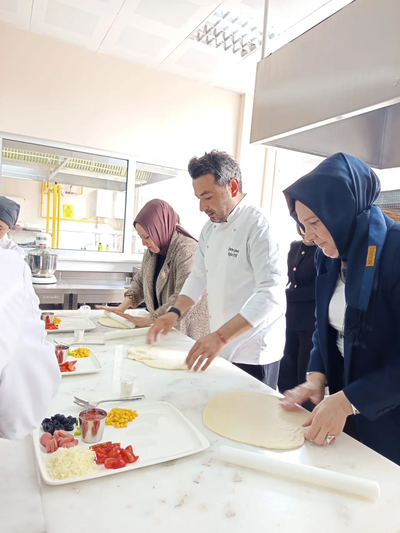 Gümüşhaneli minikler mutfakta şov yaptı! Kendi pizzalarını kendi elleriyle pişirdiler 5