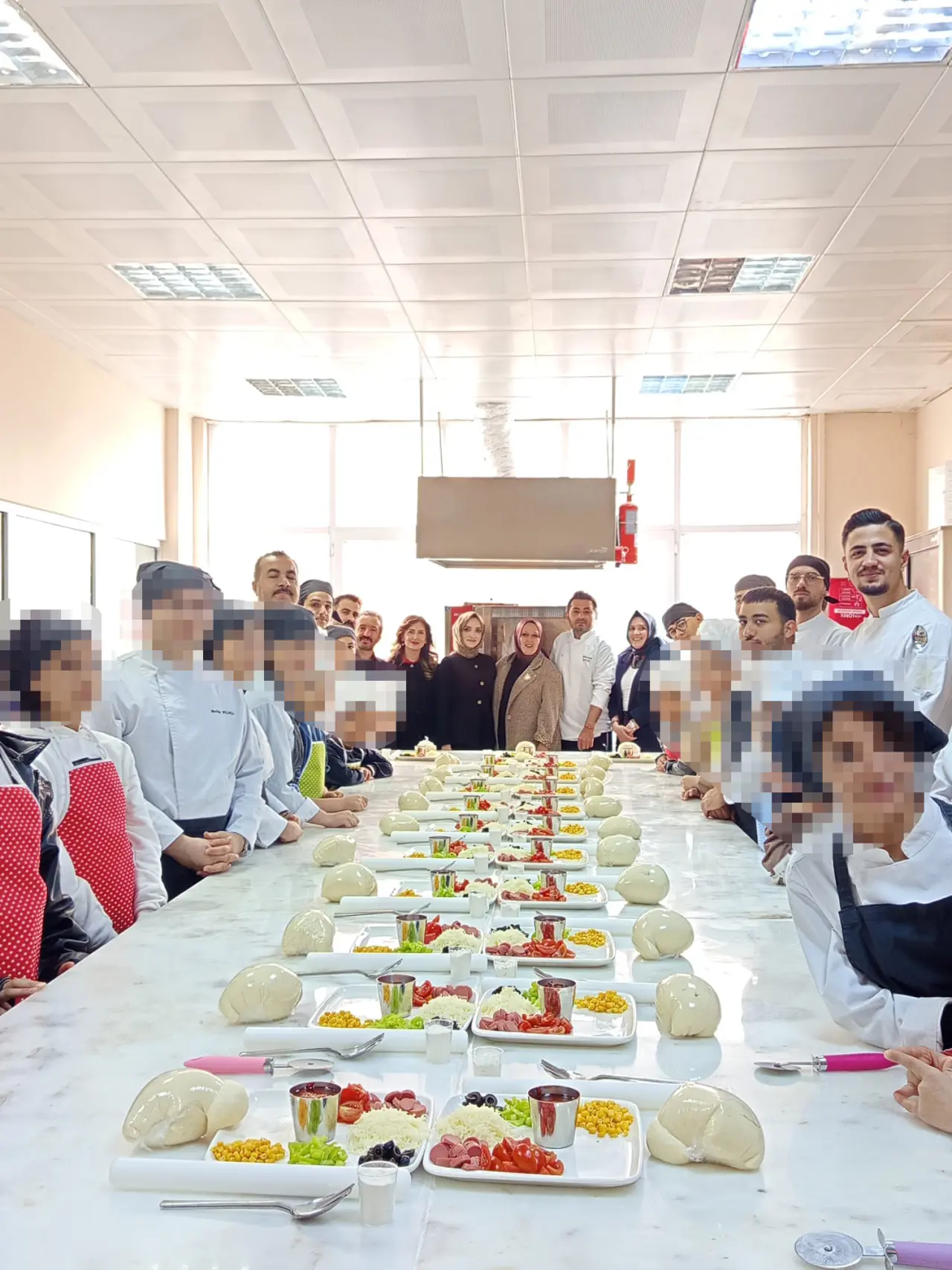 Gümüşhaneli minikler mutfakta şov yaptı! Kendi pizzalarını kendi elleriyle pişirdiler 4