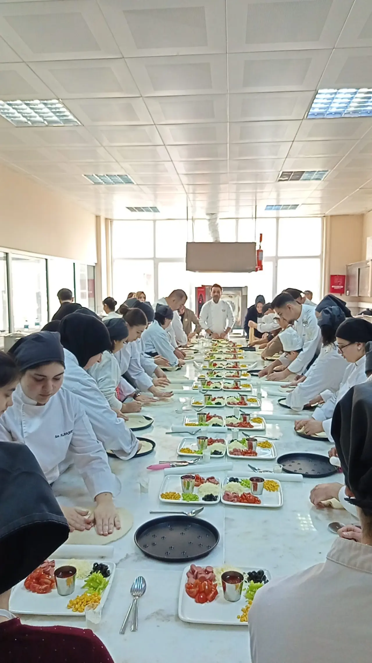 Gümüşhaneli minikler mutfakta şov yaptı! Kendi pizzalarını kendi elleriyle pişirdiler 1