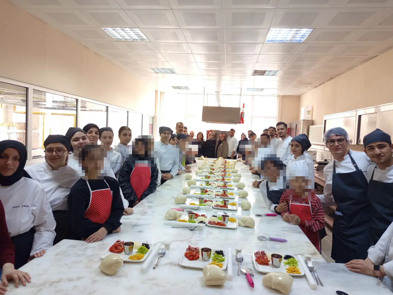 Gümüşhaneli minikler mutfakta şov yaptı! Kendi pizzalarını kendi elleriyle pişirdiler 3