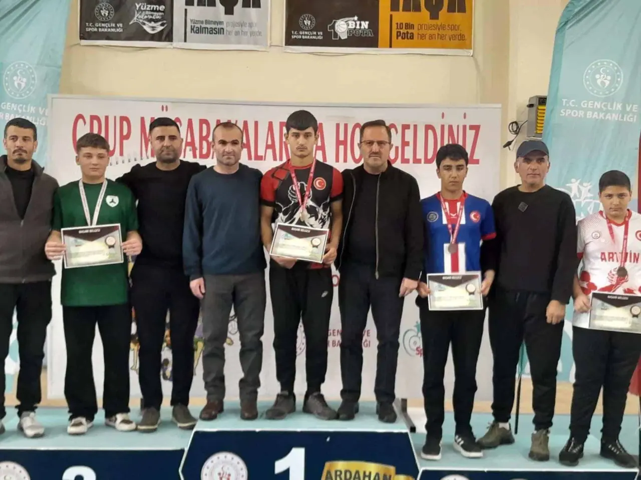 Ardahan'da Gümüşhane Rüzgarı: Bilek Güreşinde 10 Birincilik! 10